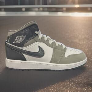 New Kids Size 4.5Y Air Jordan 1 Mid SE Cool Grey HF3193-100 Women's Size 6